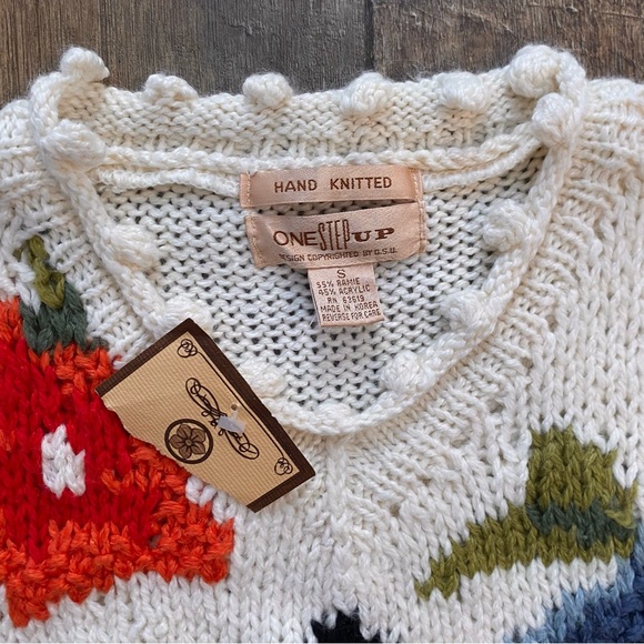 vintage nwt 80s deadstock hand-knit cream sweater with multicolor florals - Picture 5 of 5